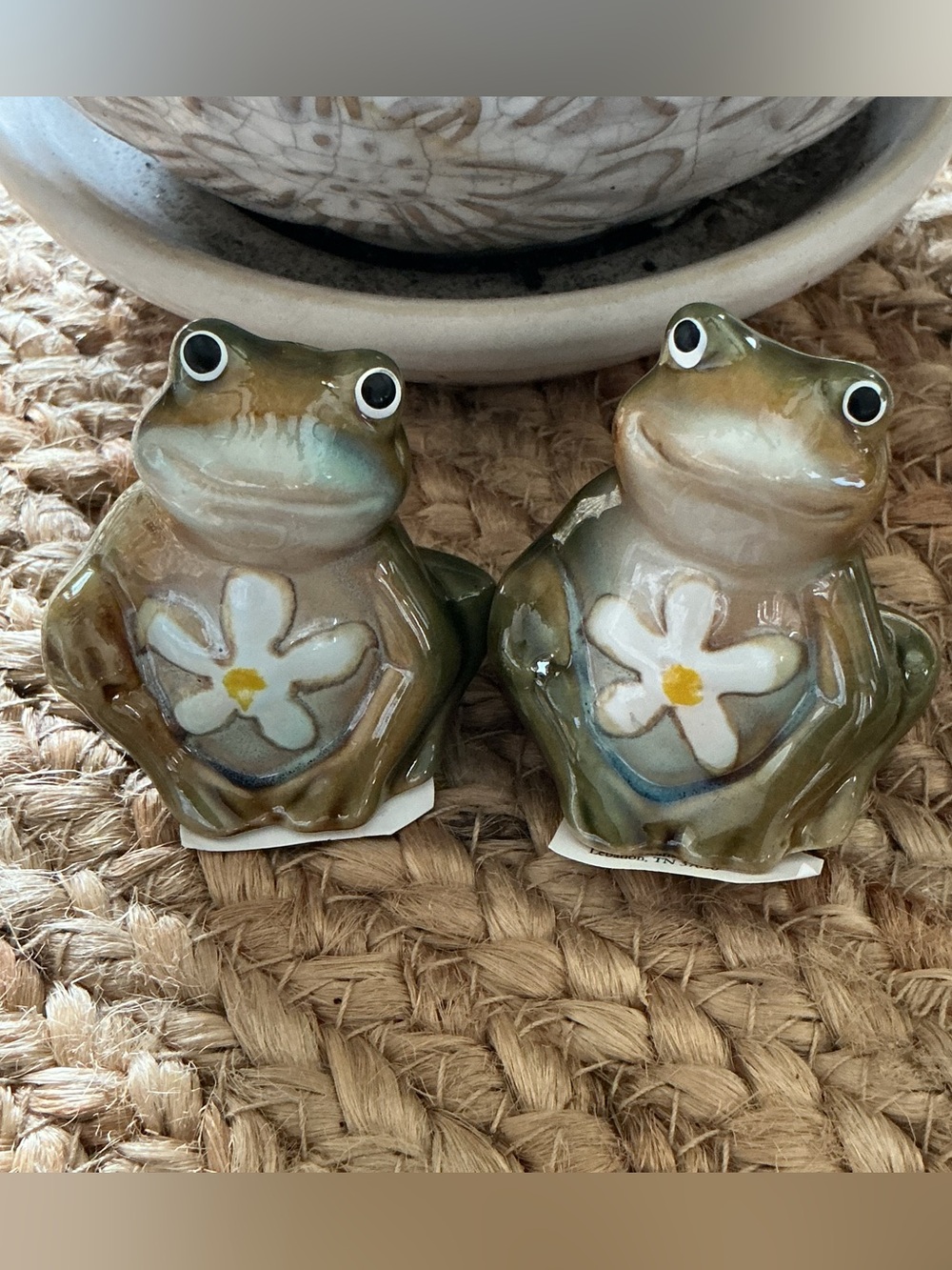 NWT Ceramic Green Frogs with White Daisy on Their Tummy Salt and Pepper Shakers